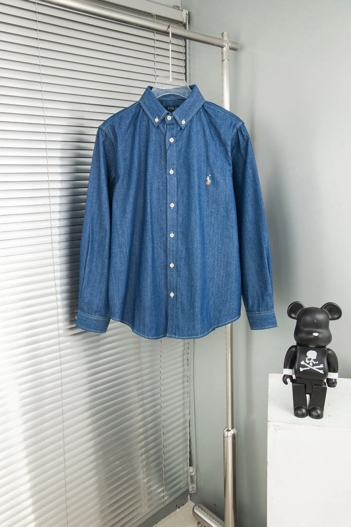 🅿️250 New: Style number: B115 Ralph Lauren/Ralph Lauren classic color small label couple's washed denim long-sleeved shirt 1️⃣ Made of high-quality denim fabric, the upper body is soft and comfortable, extremely delicate, has a solid, smooth and soft feel, and the fabric does not wrinkle, and the feel is invincible. The details are handled perfectly! 2️⃣Adopting the washing process, the workmanship details are perfectly controlled. They are all hemmed with vest technology, and the inside of the sleeves are also different. Different from the four-needle and five-thread workmanship, the collar is also designed with interlining, which shows high-end fashion and individuality. The style is fashionable, simple and elegant! 3️⃣It is very youthful and energetic, and can be easily worn by both men and women. It is very in line with the fashion aesthetic concepts of today's young people! Color: light blue, dark blue Size: S, M, L, XL